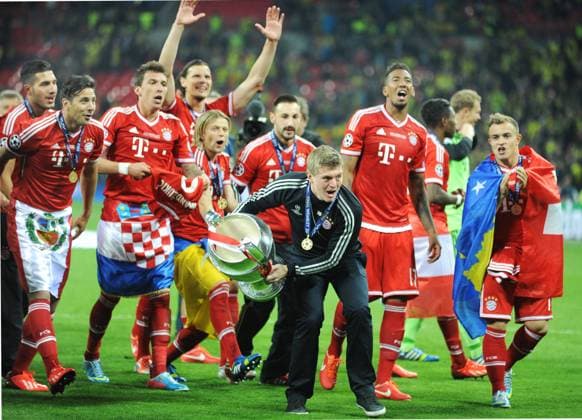 Championsleague Finale: Borussia Dortmund - FC Bayern Muenchen 25.05.2013 Der langzeitverletzte Toni Kroos (FCB) mit dem Pokal vor seinen Mannschaftskameraden