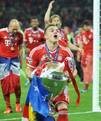 Championsleague Finale: Borussia Dortmund - FC Bayern Muenchen 25.05.2013 . Xherdan Shaquiri (FCB) laeuft mit dem Pokal in Richtung Bayern Fankurve.
