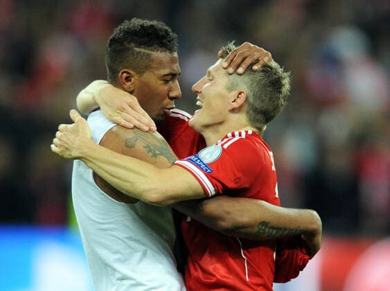 Championsleague Finale: Borussia Dortmund - FC Bayern Muenchen 25.05.2013 . Jerome Boateng (li.) und Bastian Schweinsteiger (beide FCB) umarmen sich nach dem Schlusspfiff.