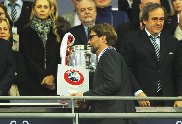 Championsleague Finale: Borussia Dortmund - FC Bayern Muenchen 25.05.2013 . Trainer Juergen Klopp (BvB) geht am Pokal vorbei. Re.: UEFA-Praesident Platini.