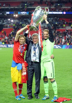 Championsleague Finale: Borussia Dortmund - FC Bayern Muenchen 25.05.2013 Trainer Jupp Heynckes (Mitte) mit Tymoshuk (li.) und Neuer mit dem Pokal
