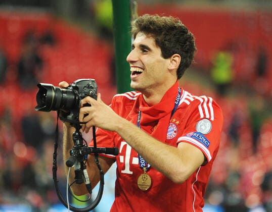 Championsleague Finale: Borussia Dortmund - FC Bayern Muenchen 25.05.2013 Javi Martinez (FCB) als Fotoamateur mit Kamera