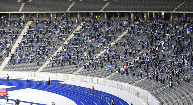 Bilder des Jahres 2020, Sport 10 Oktober Sport Themen der Woche KW42 GER, DFL, 1.FBL, Hertha BSC VS. VfB Stuttgart 17.10.2020, OLympiastadion, Berlin, GER, DFL, 1.FBL, Hertha BSC VS. VfB Stuttgart, DFL regulations prohibit any use of photographs as image sequences and or quasi-video im Bild Hertha-BSC-Fans