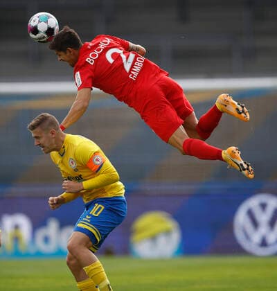 Bilder des Jahres 2020, Sport 10 Oktober Sport Themen der Woche KW42 17.10.2020, Eintracht Stadion, Braunschweig, Ligaspiel, 2. Bundesliga, Eintracht Braunschweig vs VfL Bochum, im Bild Martin Kobylanski (10, Braunschweig) im Kopfballduell mit Cristian Gamboa (2, Bochum) DFL regulations prohibit any use of photographs as image sequences and or quasi-video.