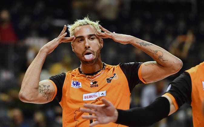 Bilder des Jahres 2020, Sport 10 Oktober Sport Themen der Woche KW42 Sport Bilder des Tages Benjamin Patch (BR Volleys), jubel nach einem Punkt BR Volleys Berlin - SWD Powervolleys Düren Deutsche Volleyball Liga, Saison 2020 2021, Herren, Männer, Männer, men, Volleyball, Deutschland, playoffs Germany, Max-Schmeling-Halle Berlin, 17.10.2020