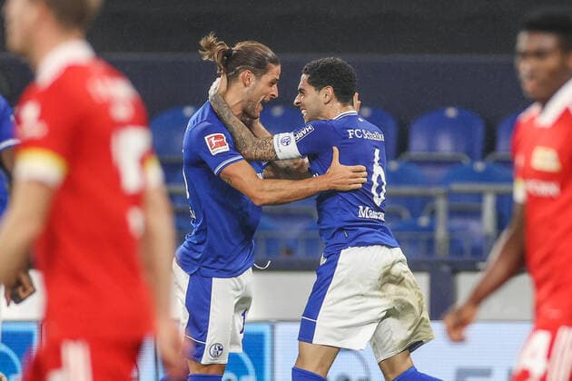 Bilder des Jahres 2020, Sport 10 Oktober Sport Themen der Woche KW42 Sport Bilder des Tages FC Schalke 04 - Union Berlin 18.10.2020, Fussball, Saison 2020 2021, 1. Bundesliga, 4. Spieltag, FC Schalke 04 - Union Berlin, v. l. Goncalo Paciencia (FC Schalke 04), Omar Mascarell (FC Schalke 04) Foto: Tim Rehbein RHR-FOTO Pool Gelsenkirchen Veltins Arena NRW Deutschland