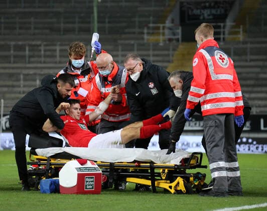 Bilder des Jahres 2020, Sport 10 Oktober Sport Themen der Woche KW43 Sport Bilder des Tages 21.10.2020, xklex, Fussball 3.Liga, 1.FC Kaiserslautern - FC Ingolstadt 04 emspor, v.l. Dominik Schad (1.FC Kaiserslautern) verletzt, Krankenwagen, Notarzt (DFL DFB REGULATIONS PROHIBIT ANY USE OF PHOTOGRAPHS as IMAGE SEQUENCES and or QUASI-VIDEO) Kaiserslautern