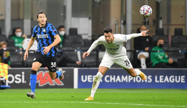 Bilder des Jahres 2020, Sport 10 Oktober Sport Themen der Woche KW43 Sport Bilder des Tages FUSSBALL CHAMPIONS LEAGUE SAISON 2020 2021 Vorrunde Gruppe B Inter Mailand - Borussia Moenchengladbach 21.10.2020 Ramy Bensebaini (re, Borussia Moenchengladbach) gegen Matteo Darmian (li, Inter Mailand)