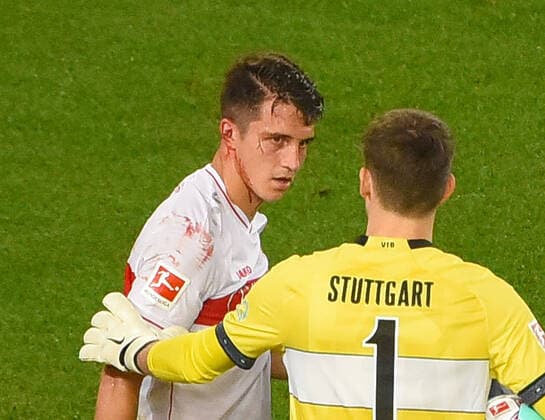 Bilder des Jahres 2020, Sport 10 Oktober Sport Themen der Woche KW43 23.10.2020, xhbx, Fussball 1.Bundesliga, VfB Stuttgart - 1.FC Koeln emspor, v.l. Marc Oliver Kempf (VfB Stuttgart) verletzt, Verletzung,, Gregor Kobel (VfB Stuttgart) (DFL DFB REGULATIONS PROHIBIT ANY USE OF PHOTOGRAPHS as IMAGE SEQUENCES and or QUASI-VIDEO) Stuttgart