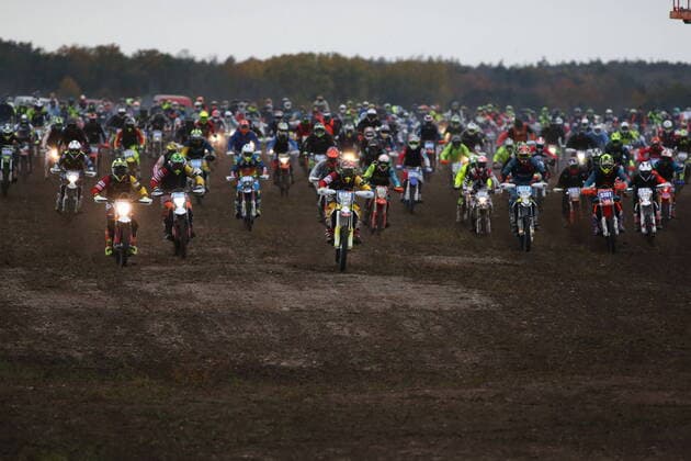 Bilder des Jahres 2020, Sport 10 Oktober Sport Themen der Woche KW43 Sport Bilder des Tages VISBY 20201024 The start of Gotland Grand National during the 37th edition in one of the largest enduro competitions in the world Saturday Oct. 24, 2020. Photo Soren Andersson TT kod 1037 *SWEDEN OUT* Visby Sweden x1037x