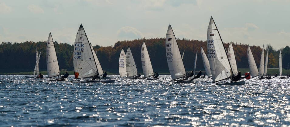 Bilder des Jahres 2020, Sport 10 Oktober Sport Themen der Woche KW43 Sport Bilder des Tages Deutsche Meisterschaft der Contender Klasse 2020 Segelboote der Klasse Contender, fahren auf dem Cospudener See bei Leipzig zur Internationalen Deutschen Meisterschaft der Contender Klasse 2020. Die Wettkämpfe der Einhand-Trapezjolle finden vom 23.-25.10.2020 statt. Markkleeberg Cospuden Sachsen Deutschland