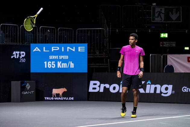 Bilder des Jahres 2020, Sport 10 Oktober Sport Themen der Woche KW43 Sport Bilder des Tages bett1HULKS Championship - ATP, Tennis Herren 250; Koeln, 24.10.2020 Felix AUGER-ALIASSIME (CAN) wirft frustriert seinen Schlaeger Halbfinale Felix AUGER-ALIASSIME (CAN) 5 vs Diego SCHWARTZMAN (ARG) 2 bett1HULKS Championship - ATP 250 am 24.10.2020 in Koeln (LANXESSarena), Deutschland Copyright: xBEAUTIFULxSPORTS Wunderlx