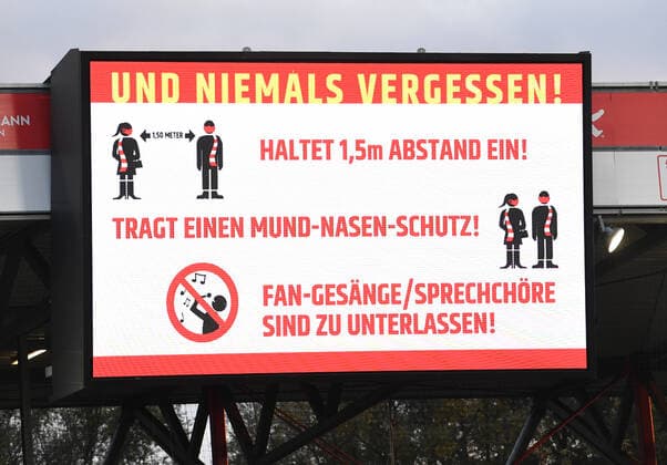 Bilder des Jahres 2020, Sport 10 Oktober Sport Themen der Woche KW43 Sport Bilder des Tages Fussball, Herren, Saison 2020 2021, 1. Bundesliga (5. Spieltag), 1. FC Union Berlin - SC Freiburg, die Anzeigetafel zeigt, dass Fangesänge und Sprechchöre zu unterlassen sind, 24.10. 2020, Copyright: xMatthiasxKochx