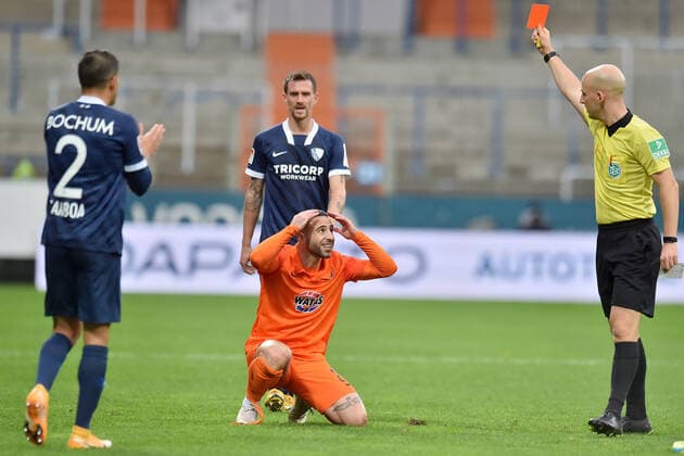 Bilder des Jahres 2020, Sport 10 Oktober Sport Themen der Woche KW43 Sport Bilder des Tages Fußball - 2. Bundesliga - 05. Spieltag VfL Bochum - FC Erzgebirge Aue am 25.10.2020 im Vonovia Ruhrstadion in Bochum Rot, rot Karte Calogero Rizzuto (Erzgebirge Aue) bekommt die rote Karte.