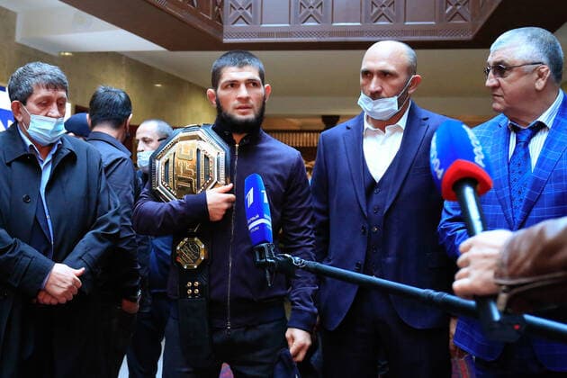 Bilder des Jahres 2020, Sport 10 Oktober Sport Themen der Woche KW44 Sport Bilder des Tages MAKHACHKALA, RUSSIA - OCTOBER 27, 2020: UFC Lightweight Champion Khabib Nurmagomedov (2nd L) talks to journalists during a welcome ceremony at a city airport. Nurmagomedov defeated American mixed martial artist Justin Gaethje in the second round at UFC 254 in Abu Dhabi on October 24, 2020, and then announced his retirement after 29 victories and no losses in his career. Also pictured: Magomed Magomedov (R), sports and physical culture minister of the Republic of Dagestan. Press Office of the Head of the Republic of Dagestan TASS THIS IMAGE WAS PROVIDED BY A THIRD PARTY. EDITORIAL USE ONLY  TS0EC2CE