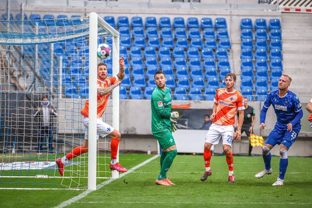 Bilder des Jahres 2020, Sport 11 November Sport Themen der Woche KW44 Sport Bilder des Tages Karlsruher SC - SV Darmstadt 1898, 01.11.2020, Herren, Saison 2020 2021, DFB-Pokal, Fußball, Heimspiel, Wildparkstadion, Karlsruhe, Germany, GER Bei diesem Pfostentreffer verletzte sich Philipp Hofmann (KSC 33) Karlsruhe Wildparkstadion Baden-Württemberg Germany