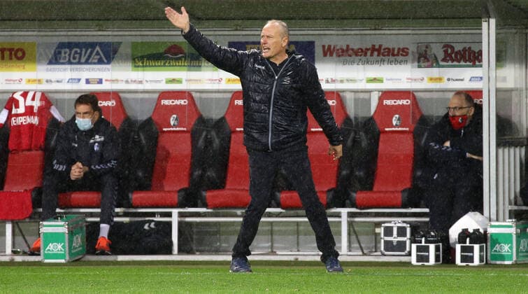 Bilder des Jahres 2020, Sport 11 November Sport Themen der Woche KW44 Stuttgart , Fußball Bundesliga , SC Freiburg vs. Bayer 04 Leverkusen Christian Streich ( Trainer Freiburg ) , Gemäß den Vorgaben der DFL Deutsche Fußball Liga ist es untersagt, in dem Stadion und oder vom Spiel angefertigte Fotoaufnahmen in Form von Sequenzbildern und oder videoähnlichen Fotostrecken zu verwerten bzw. verwerten zu lassen.