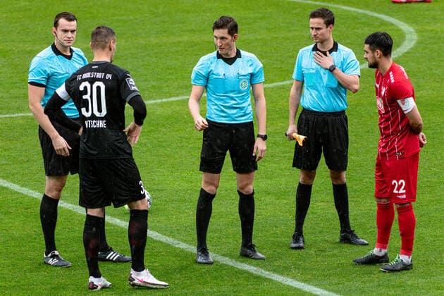 Das Schiedsrichtergespann um Matthias Joellenbeck (Schiedsrichter), Daniel Bartnitzki (Linienrichter) und Richard Hempel (Linienrichter) mit den beiden Kapitaenen Stefan Kutschke (FC Ingolstadt 04) und Aaron Berzel (Tuerkguecue Muenchen). Tuerkguecue Muenchen gegen FC Ingolstadt 04, Fussball, 3. Bundesliga, 8. Spieltag, Saison 2020 2021, 01.11.2020. (DFL DFB REGULATIONS PROHIBIT ANY USE OF PHOTOGRAPHS as IMAGE SEQUENCES and or QUASI-VIDEO). Tuerkguecue Muenchen gegen FC Ingolstadt 04, Fussball, 3. Bundesliga, 8. Spieltag, Saison 2020 2021, 01.11.2020 Muenchen Copyright: xFeinerx Eibner-Pressefotox EP_Feiner