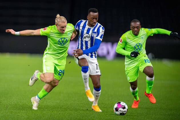 Bilder des Jahres 2020, Sport 11 November Sport Themen der Woche KW44 Sport Bilder des Tages Fussball Berlin 01.11.2020 Saison 2020 2021 DFL 1. Bundesliga Hertha BSC Berlin - VFL Wolfsburg Dodi Lukebakio (Hertha BSC, No.11) Xaver Schlager (Wolfsburg, No.24) Jerome Roussillon (Wolfsburg, No.15)