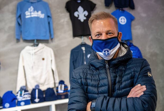 Bilder des Jahres 2020, Sport 11 November Sport Themen der Woche KW45 Sport Bilder des Tages 05.11.2020, xfux, Fussball 2.Bundesliga, SV Darmstadt 98 Eroeffnung des neuen Fanshops City am Friedensplatz 4 in Darmstadt, deloka, emonline, emspor, v.l. Trainer Markus Anfang (SV Darmstadt 98) im neuen Fanshop mit einem Mund und Nasen Schutz, eine Maske, Mundschutz, Gesichtsmaske, Mund-und-Nasen-Schutz wegen dem Coronavirus mit dem Logo des SV Darmstadt 98 Darmstadt