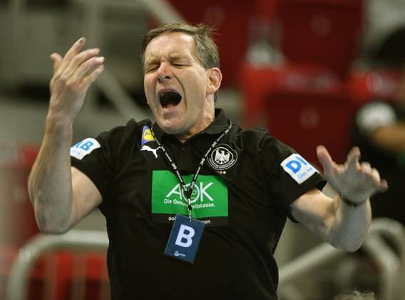 Bilder des Jahres 2020, Sport 11 November Sport Themen der Woche KW45 Handball-Länderspiel: Deutschland - Bosnien-Herzegowina 05.11.2020 in Düsseldorf. Bundestrainer Alfred Gislason (Deut.) am Spielfeldrand.