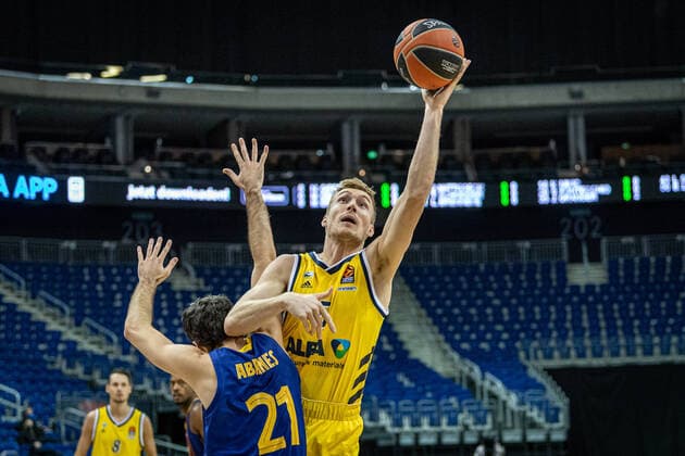 Bilder des Jahres 2020, Sport 11 November Sport Themen der Woche KW45 Basketball Berlin 05.11.2020 Saison 2020 2021 Euroleague Regular Season Alba Berlin - FC Barcelona, Barca Niels Giffey (Alba Berlin, No.05) Alex Abrines (Barcelona, No.21)