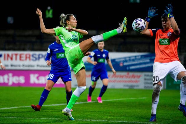Bilder des Jahres 2020, Sport 11 November Sport Themen der Woche KW45 Sport Bilder des Tages xfrx, 06.11.2020, Fußball, 1.Frauenbundesliga, Punktspiel, 1.FFC Turbine Potsdam - VfL Wolfsburg, Karl-Liebknecht-Stadion im Bild: v.l. Zsanett Jakabfi (VfL Wolfsburg),Vanessa Fischer (1.FFC Turbine Potsdam) Babelsberg