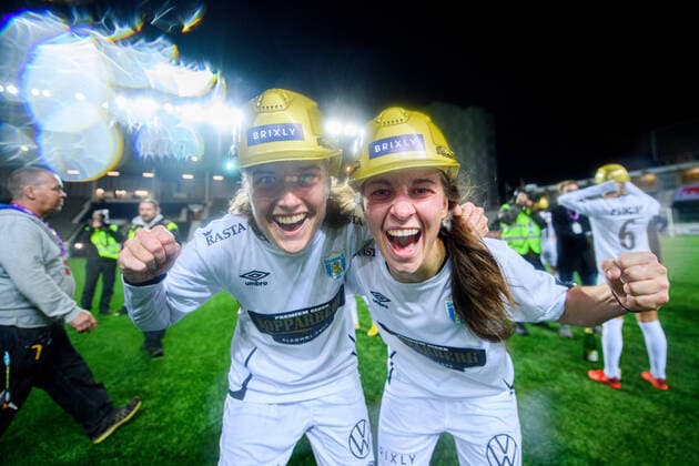 Bilder des Jahres 2020, Sport 11 November Sport Themen der Woche KW45 Sport Bilder des Tages 201107 Göteborgs Julia Zigiotti Olme och Filippa Angeldahl jublar efter fotbollsmatchen i Damallsvenskan mellan Linköping och Kopparbergs Göteborg den 7 november 2020 i Linköping. Copyright: MAXIMxTHORE BB201107BB676