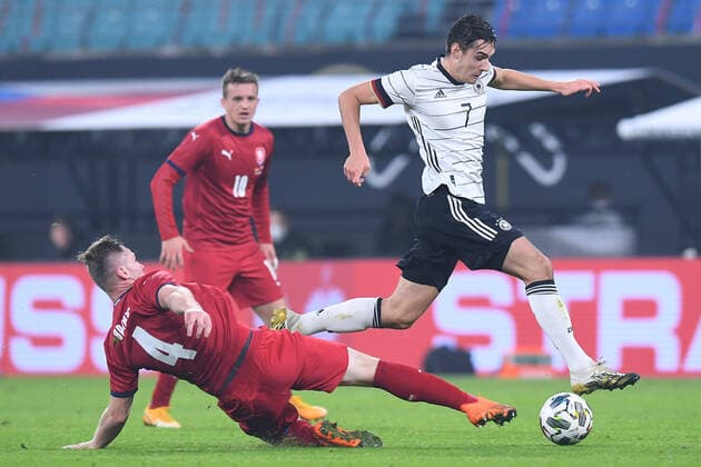 Bilder des Jahres 2020, Sport 11 November Sport Themen der Woche KW46 Sport Bilder des Tages Fußball Länderspiel Deutschland - Tschechische Republik am 11.11.2020 in der Red Bull Arena in Leipzig Jakub Brabec ( Tschechische Republik ), links - Florian Neuhaus ( Deutschland ), rechts DFB regulations prohibit any use of photographs as image sequences and or quasi-video.