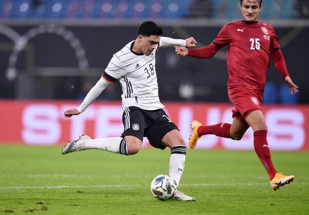 Fussball International Testspiel in Leipzig 11.11.2020 Deutschland - Tschechische Republik Nadiem Amiri (li, Deutschland) gegen Ales Mateju (re, Tschechische Republik)