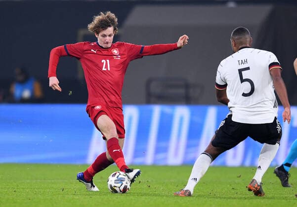 Fussball International Testspiel in Leipzig 11.11.2020 Deutschland - Tschechische Republik Alex Kral (li, Tschechische Republik) am Ball gegen Jonathan Tah (re, Deutschland)