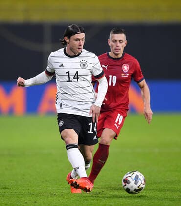 Fussball International Testspiel in Leipzig 11.11.2020 Deutschland - Tschechische Republik Nico Schulz (li, Deutschland) gegen Tomas Holes (Tschechische Republik)