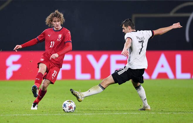 Fussball International Testspiel in Leipzig 11.11.2020 Deutschland - Tschechische Republik Alex Kral (li, Tschechische Republik) am Ball gegen Florian Neuhaus (re, Deutschland)