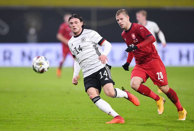 Fussball International Testspiel in Leipzig 11.11.2020 Deutschland - Tschechische Republik Nico Schulz (li, Deutschland) gegen Matej Vydra (Tschechische Republik)