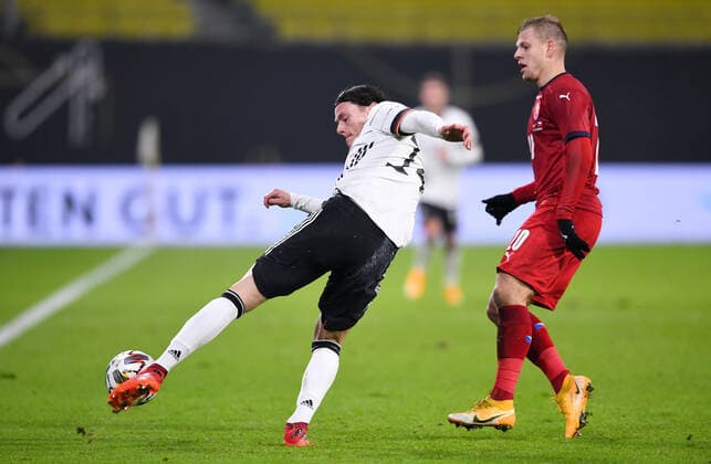 Fussball International Testspiel in Leipzig 11.11.2020 Deutschland - Tschechische Republik Nico Schulz (li, Deutschland) gegen Matej Vydra (Tschechische Republik)