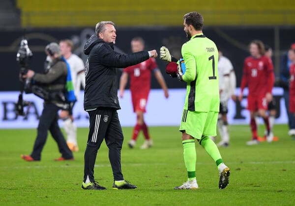 Fussball International Testspiel in Leipzig 11.11.2020 Deutschland - Tschechische Republik Torwarttrainer Andreas Koepke (li, Deutschland) klatscht Torwart Kevin Trapp (Deutschland) ab