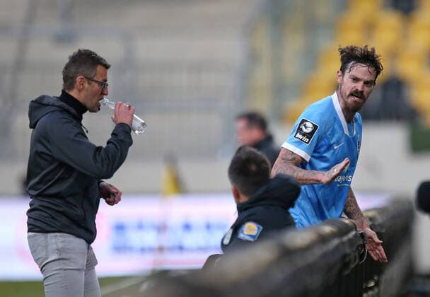 Bilder des Jahres 2020, Sport 11 November Sport Themen der Woche KW46 Sport Bilder des Tages 15.11.2020, Fussball 3. Liga 2020 2021, 10. Spieltag, SG Dynamo Dresden - TSV 1860 München, im Rudolf-Harbig-Stadion Dresden. (L-R) Trainer Michael Köllner (1860 München), Dennis Erdmann (1860 München) wütent