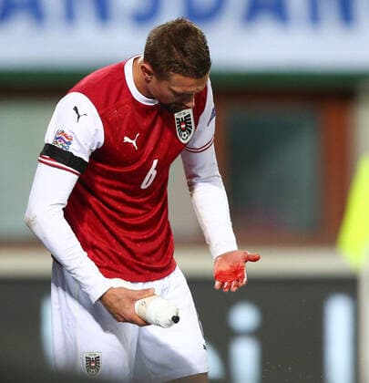 Bilder des Jahres 2020, Sport 11 November Sport Themen der Woche KW46 Sport Bilder des Tages 15.11.2020, Ernst Happel Stadion, Wien, AUT, UEFA Nations League, Oesterreich vs Nordirland, Gruppe B1, im Bild Stefan Ilsanker (AUT) waescht Blut von seiner Hand during the Nations League, Group B1 match between Austria and Northern Ireland at the Ernst Happel Stadion in Wien, Austria on 2020 11 15.