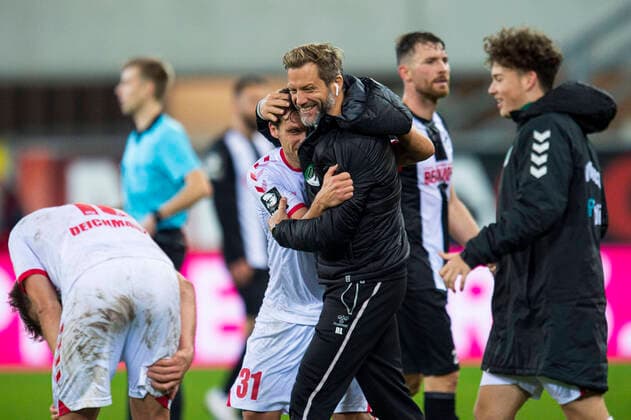 Bilder des Jahres 2020, Sport 11 November Sport Themen der Woche KW47 Sport Bilder des Tages 16.11.2020 - Fußball, 2020 2021, 3. Liga, 10. Spieltag, SC Verl - VfB Lübeck: (L-R) Mirko Boland (Lübeck), Rolf Martin Landerl (Lübeck - Trainer) DFB regulations prohibit any use of photographs as image sequences and or quasi-video. Paderborn Nordrhein-Westfalen Deutschland Benteler Arena