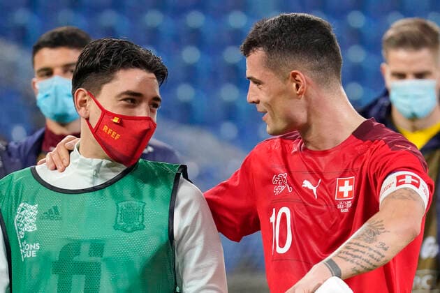 HŽctor Bellerin, ESP, mit Maske, re. Granit Xhaka, SUI, Schweiz - Spanien, Nations League, Länderspiel, Fussball, 14.11.2020