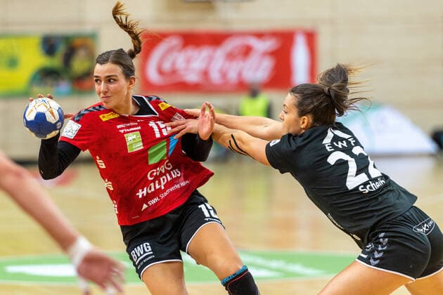 Bilder des Jahres 2020, Sport 11 November Sport Themen der Woche KW47 Sport Bilder des Tages Cecilie Woller (SV Union Halle) gegen Jana Scheib (Wildungen Vipers) SV Union Halle-Neustadt (Wildcats) vs. HSG Bad Wildungen Vipers Handball 1.Bundesliga - Saison 2020 2021 Copyright: xVIADATAx xHolgerxJohnx Halle Saale Sachsen-Anhalt Deutschland