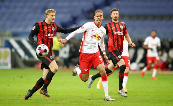 Bilder des Jahres 2020, Sport 11 November Sport Themen der Woche KW47 Sport Bilder des Tages Frankfurt - RB Leipzig 21.11.2020 Frankfurt M., 21.11.2020, Deutsche Bank Park, Fussball Bundesliga , SG Eintracht Frankfurt vs. RB Leipzig , Im Bild v.l.: Martin Hinteregger (13, Frankfurt) und Yussuf Poulsen (9, RB Leipzig). , DFL Êregulations prohibit any use of photographs as image sequences and or quasi-video. ,