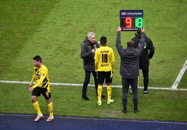 Bilder des Jahres 2020, Sport 11 November Sport Themen der Woche KW47 Fussball, Herren, 1. Bundesliga, Saison 2020 21, (8. Spieltag), Hertha BSC - Borussia Dortmund, v. l. Raphael Guerreiro (Borussia Dortmund), Trainer Lucien Favre (Borussia Dortmund), Youssoufa Moukoko (Borussia Dortmund), 21.11. 2020, Copyright: xMatthiasxKochx