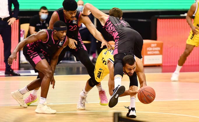 Bilder des Jahres 2020, Sport 11 November Sport Themen der Woche KW47 Sport Bilder des Tages Johannes Thiemann (ALBA), findet den schnellsten Weg zum Ball, über ihm Strahinja Micovic (Bonn),links Gabriel De Oliveira (Bonn), josh Hagins (Bonn), ALBA Berlin - Telekom Baskets Bonn Basketball, easy Credit BBL , Herren, Maenner, Männer, men, Saison 2020 2021 Berlin, 22.11..2020, Mercedes-Benz Arena