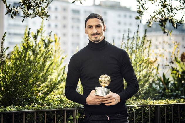 Fußball, Zlatan Ibrahimovic Fotoshooting mit dem Golden Ball von Schweden Zlatan Ibrahimovic won Swedish football s Golden Ball 2020 for a record-extending 12th time in an online awards ceremony held in Stockholm, Sweden, on Monday November 24, 2020. Zlatan was photgraphed in Milan with the award. Milano ITALY x2512x Copyright: xORRExPONTUS Aftonbladetx ZLATAN IBRAHIMOVIC