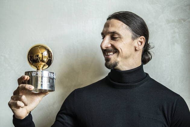 Bilder des Jahres 2020, Sport 11 November Sport Themen der Woche KW48 Fußball, Zlatan Ibrahimovic Fotoshooting mit dem Golden Ball von Schweden Zlatan Ibrahimovic won Swedish football s Golden Ball 2020 for a record-extending 12th time in an online awards ceremony held in Stockholm, Sweden, on Monday November 24, 2020. Zlatan was photgraphed in Milan with the award. Milano ITALY x2512x Copyright: xORRExPONTUS Aftonbladetx ZLATAN IBRAHIMOVIC