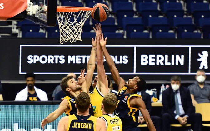 Bilder des Jahres 2020, Sport 11 November Sport Themen der Woche KW48 Sport Bilder des Tages Luke Sikma (ALBA), kämpft um den Ball gegen Errick McCollum (Moskau), Egor Vyaltsev (Moskau), ALBA Berlin - Khimki Moskau Basketball, Turkish Airlines Euroleague, Gruppenphase, Vorrunde, Herren, Männer, Maenner, men, Saison 2020 2021 Berlin, 26.11.2020 Mercedes-Benz Arena