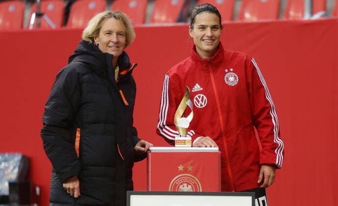Bilder des Jahres 2020, Sport 11 November Sport Themen der Woche KW48 Sport Bilder des Tages Ingolstadt ,Länderspiel Fußball EM Qualifikationsspiel Deutschland vs. Griechenland , Ehrung zum 100. Länderspiel , von links: Martina Voss-Tecklenburg Dzsenifer Marozsan DFB regulations prohibit any use of photographs as image sequences and or quasi-video