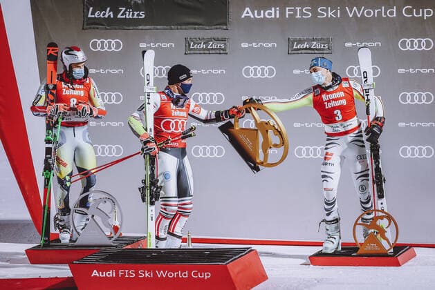 Bilder des Jahres 2020, Sport 11 November Sport Themen der Woche KW48 27.11.2020, Lech, AUT, FIS Weltcup Ski Alpin, Parallelslalom, Herren, Siegerehrung, im Bild v.l.: 2. Platz Henrik Kristoffersen (NOR), Sieger Alexis Pinturault (FRA), 3. Platz Alexander Schmid (GER) f.l.: 2nd placed Henrik Kristoffersen of Norway Winner Alexis Pinturault of France 3rd placed Alexander Schmid of Germany during the winner ceremony of men parallel slalom of FIS ski alpine world cup opening at the Lech, Austria on 2020 11 27.