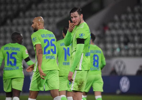 Bilder des Jahres 2020, Sport 11 November Sport Themen der Woche KW48 Handkuss in die Kamera, Wout Weghorst (VfL Wolfsburg) nach dem 3:2 27.11.2020, Fussball GER, Saison 2020 2021, 1. Bundesliga, 9. Spieltag, VfL Wolfsburg - SV Werder Bremen, , Foto: TEAM2sportphoto